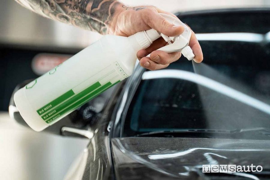 Prodotto per lavare l'auto senza acqua