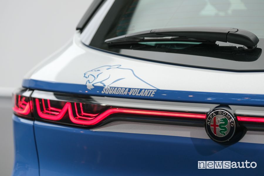 Alfa Romeo Tonale Polizia faro posteriore firma luminosa
