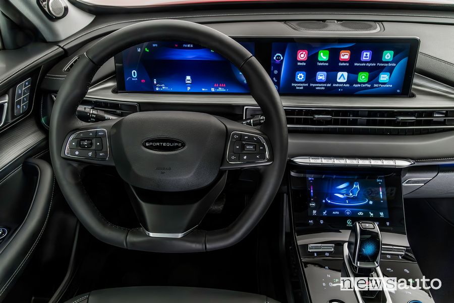 DR Sportequipe 8 Hybrid Plug-in display infotainment da 26,4”