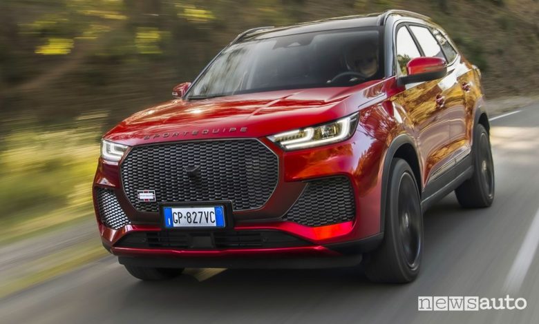 DR Sportequipe 8 Hybrid Plug-in rossa su strada