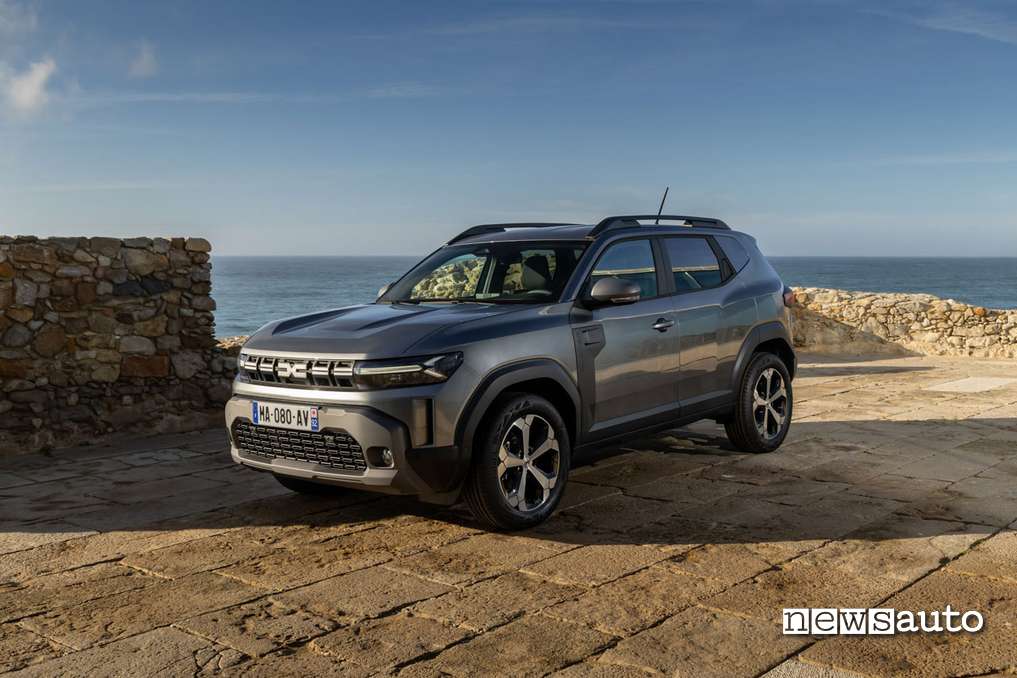 Dacia Duster 2024 vista laterale allestimento Journey