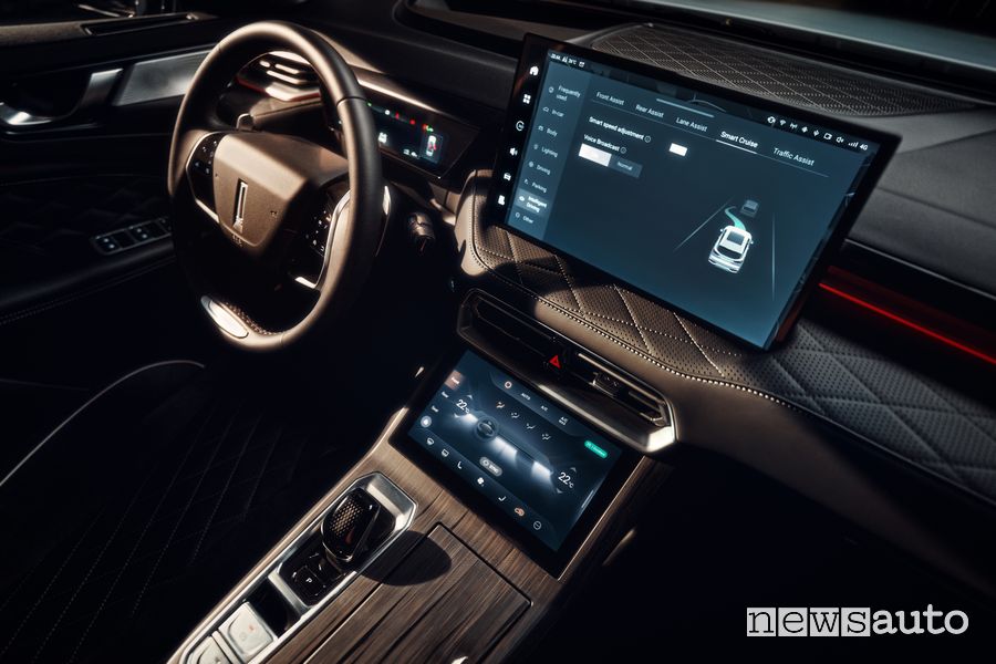 GWM WEY 03 plancia con tre display