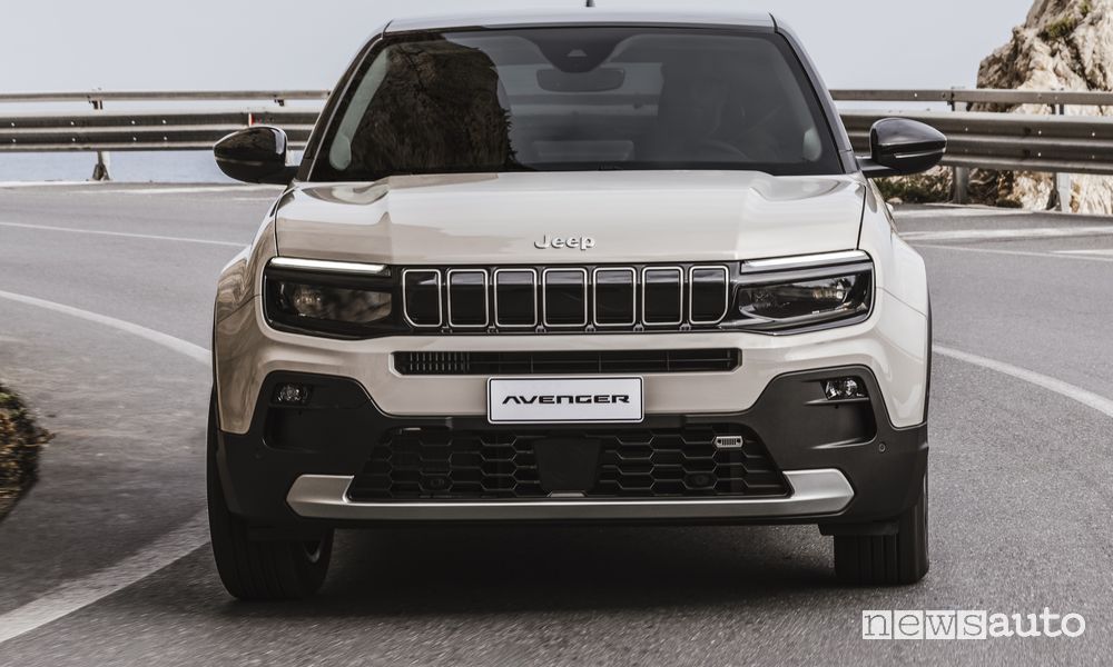 Jeep Avenger e-Hybrid su strada