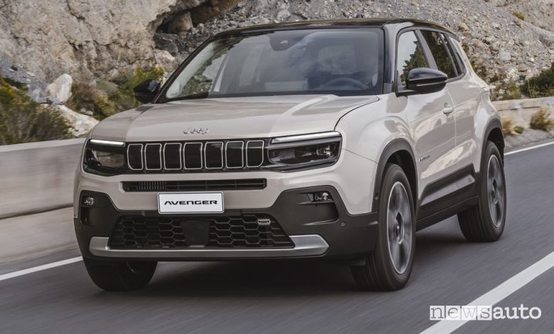 Jeep Avenger e-Hybrid su strada