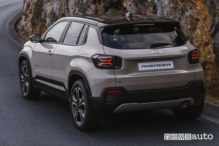 Jeep Avenger e-Hybrid su strada