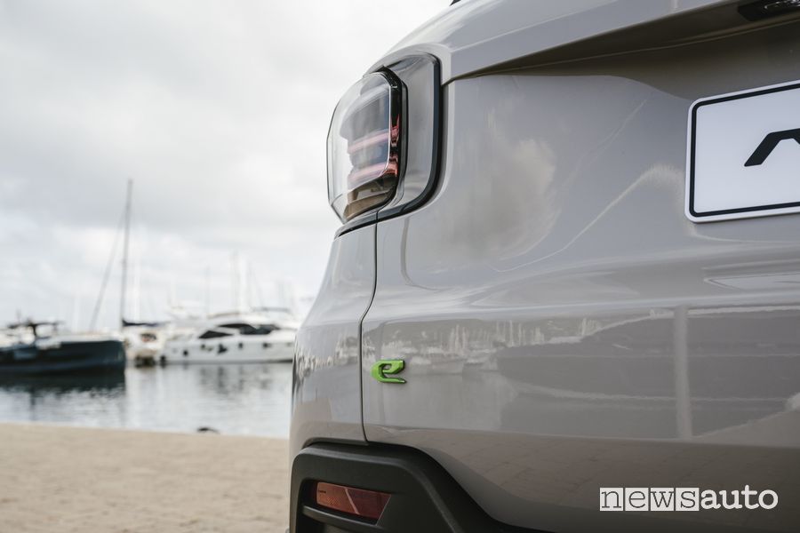 Jeep Avenger badge e-Hybrid portellone posteriore