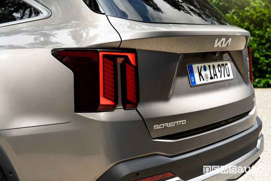 Kia Sorento 2024 faro posteriore firma luminosa
