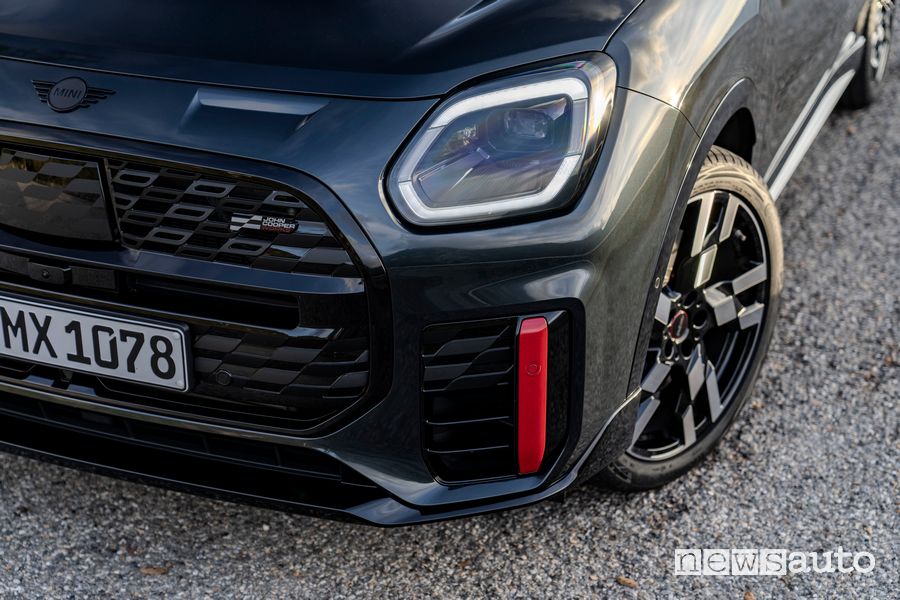 Mini Countryman John Cooper Works faro anteriore firma luminosa