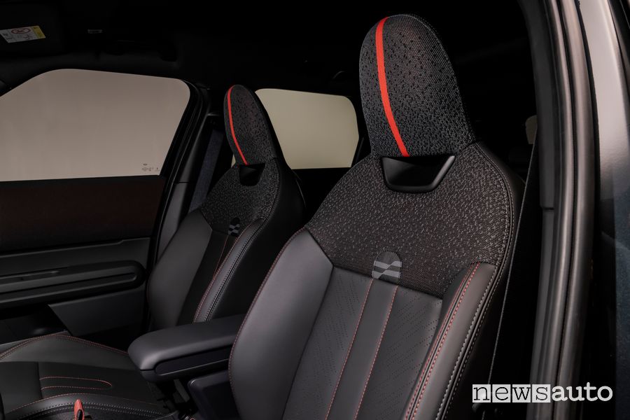 Mini Countryman John Cooper Works sedili anteriori abitacolo