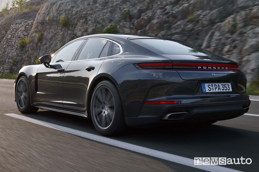 Nuova Porsche Panamera 4 su strada