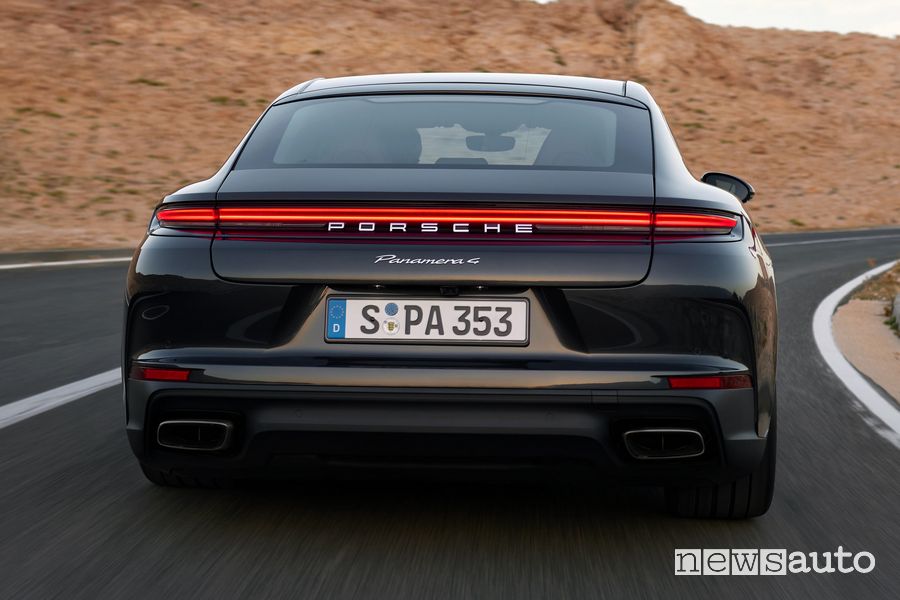 Nuova Porsche Panamera 4 su strada