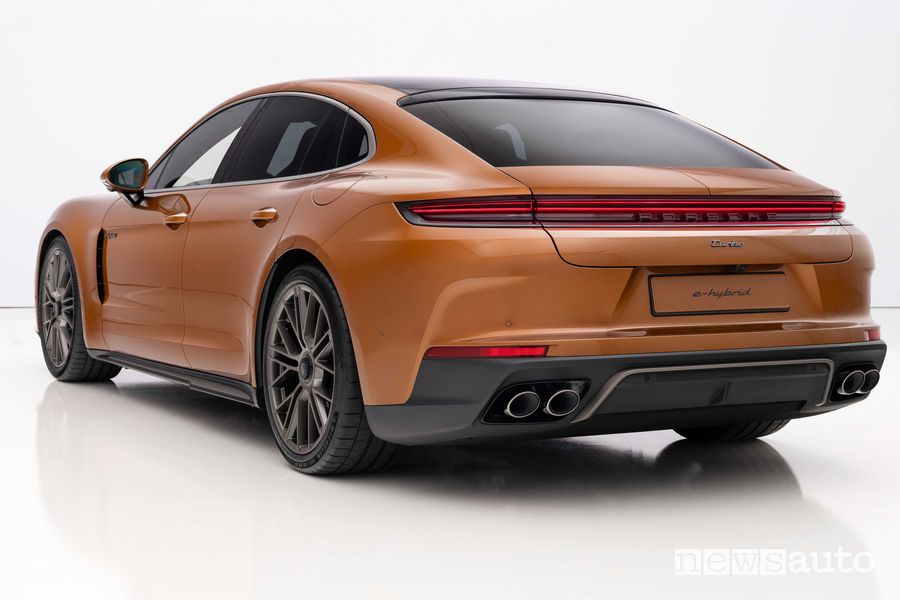 Nuova Porsche Panamera posteriore 3/4