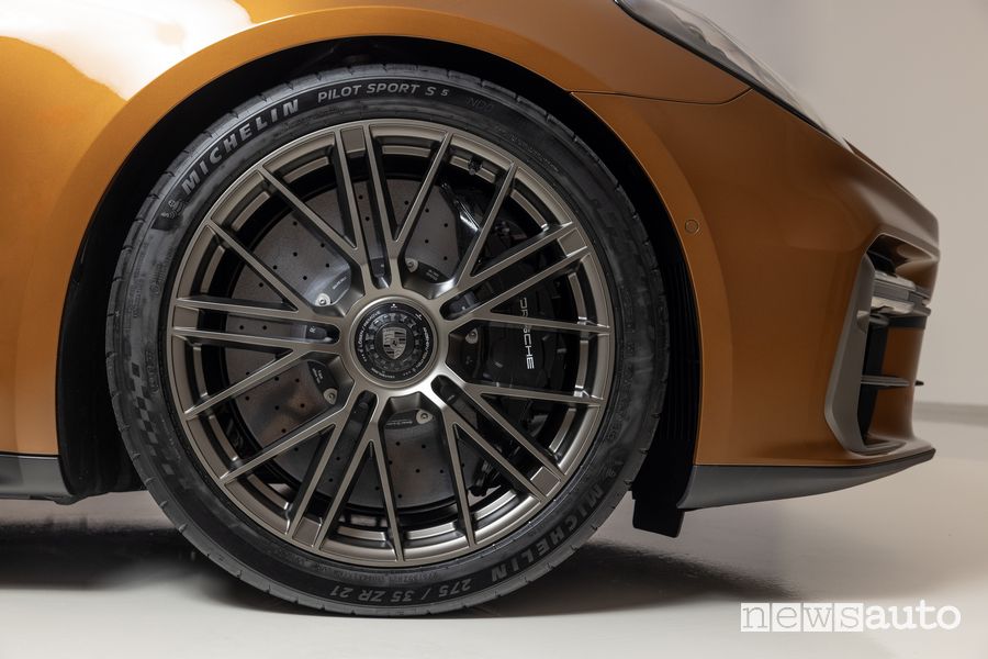 Nuova Porsche Panamera cerchi in lega da 21" on monodato