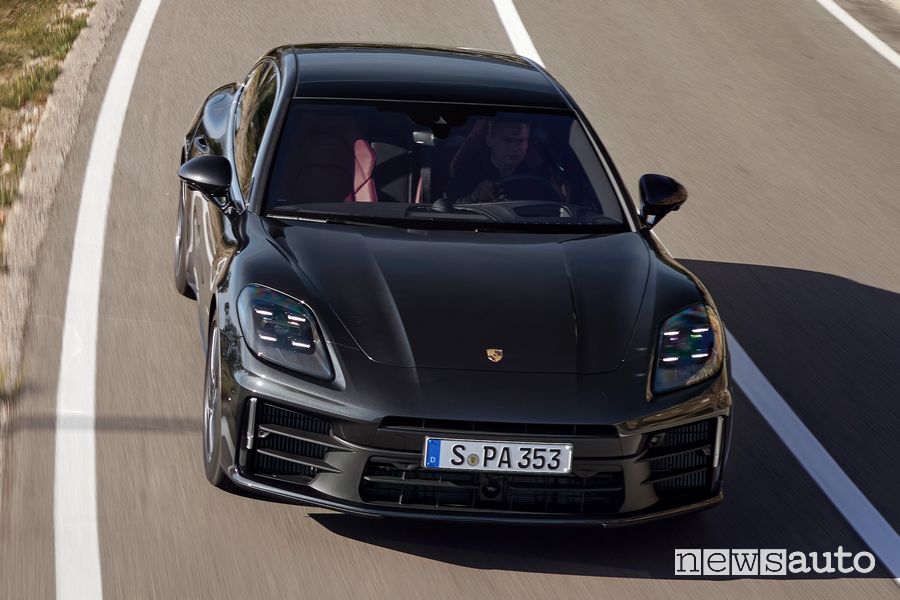 Nuova Porsche Panamera 4 su strada