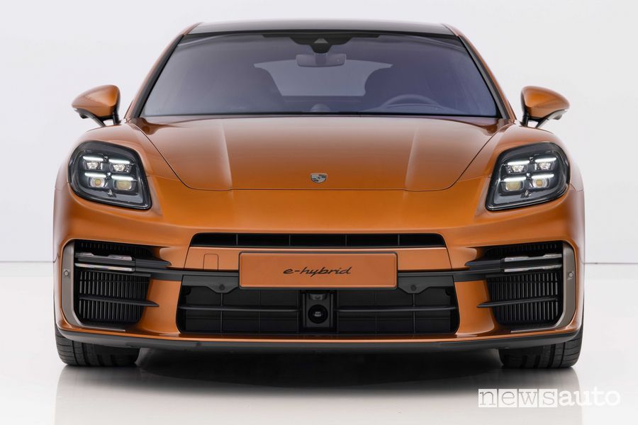 Nuova Porsche Panamera frontale