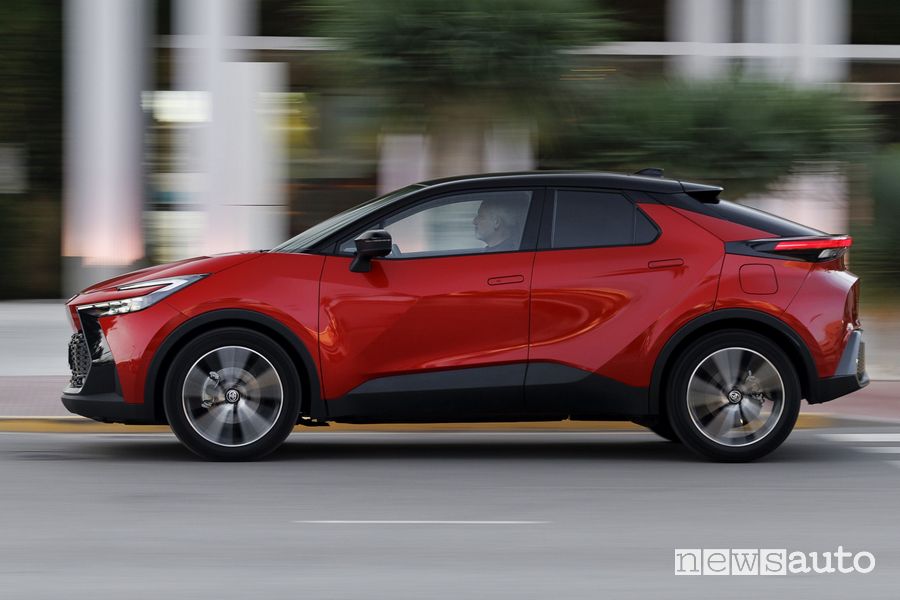 Nuova Toyota C-HR laterale su strada