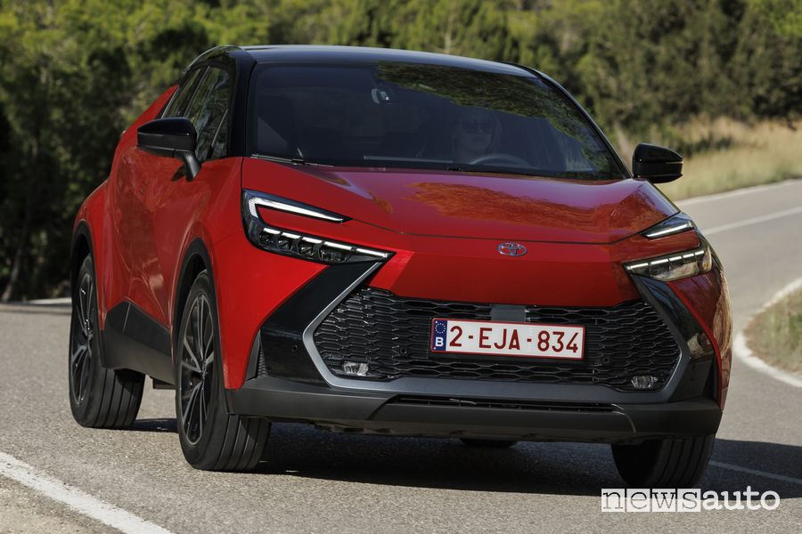 Nuova Toyota C-HR anteriore su strada