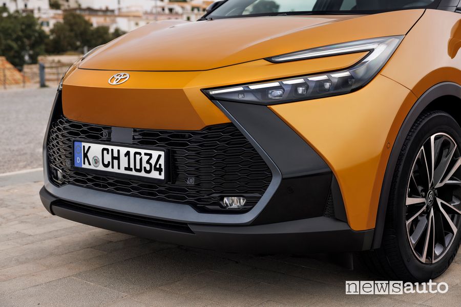 Nuova Toyota C-HR paraurti e griglia anteriore