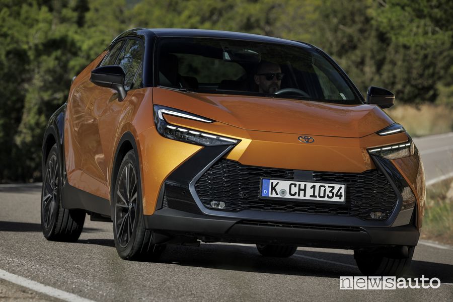 Nuova Toyota C-HR anteriore 3/4 su strada
