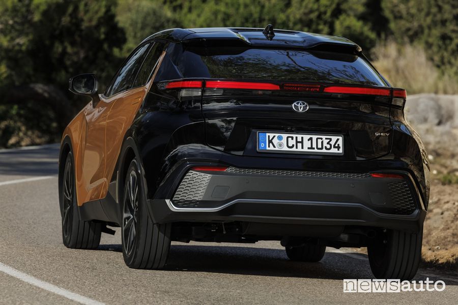 Nuova Toyota C-HR posteriore 3/4 su strada