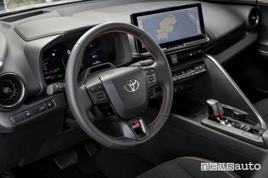Nuova Toyota C-HR GR Sport volante abitacolo