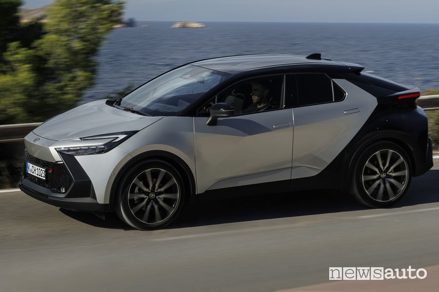 Nuova Toyota C-HR GR Sport su strada