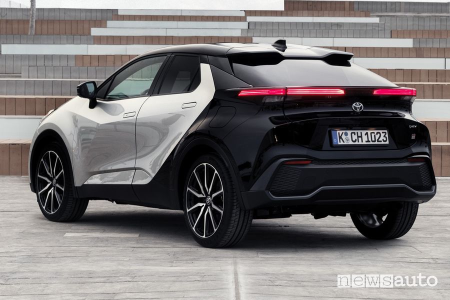 Nuova Toyota C-HR GR Sport posteriore 3/4