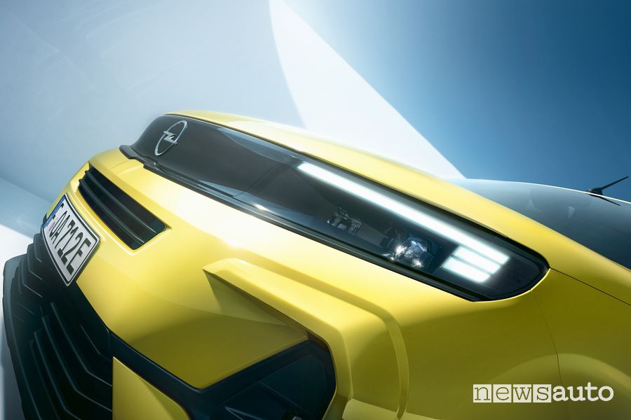 Nuovo Opel Combo fari anteriori firma luminosa