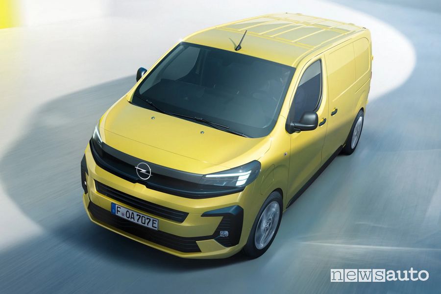 Nuovo Opel Vivaro Electric furgone su strada