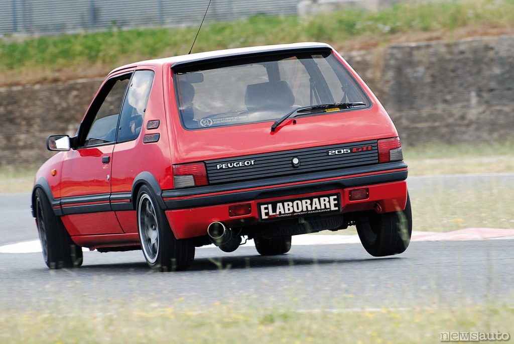 Peugeot 205 GTI in curva