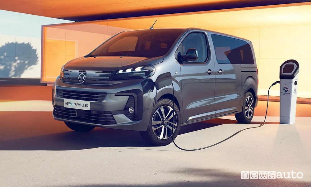 Peugeot E-Traveller in ricarica
