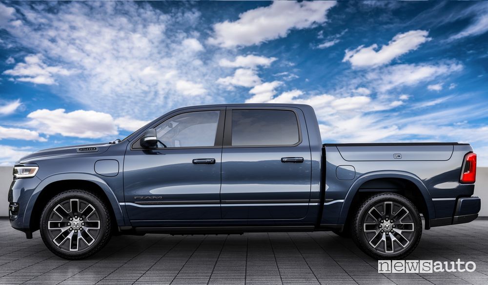 Ram 1500 Ramcharger Tungsten laterale