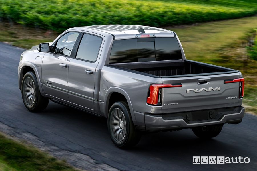 Ram 1500 Ramcharger Limited su strada