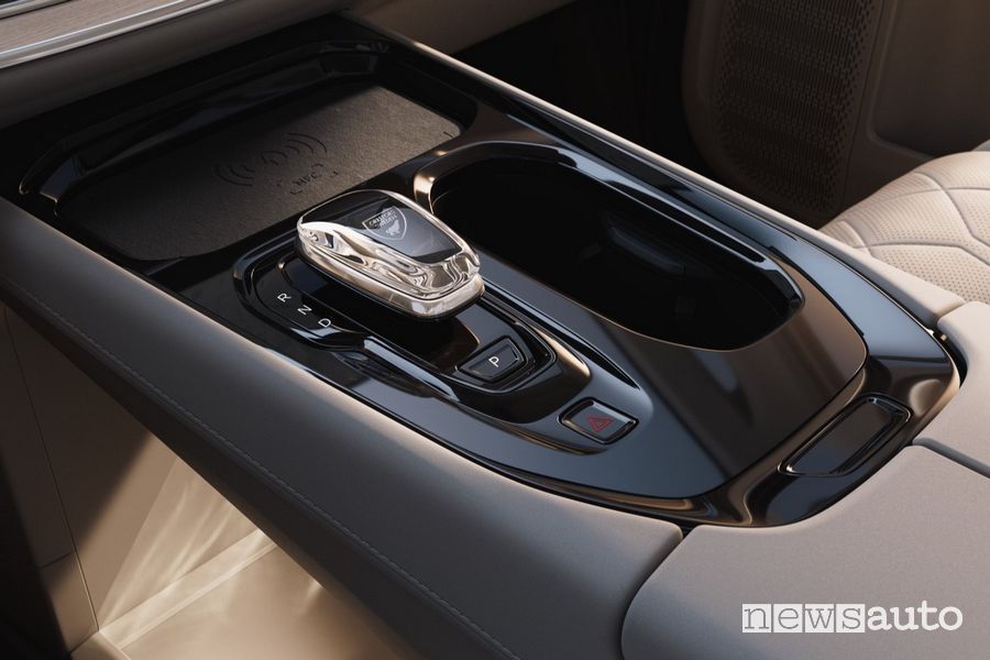 Volvo EM90 console centrale comandi