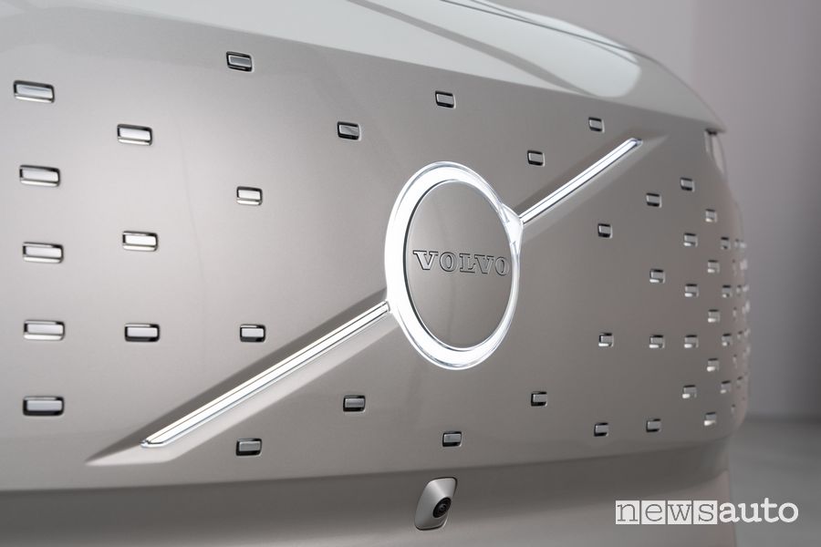 Volvo EM90 griglia e telecamera anteriore