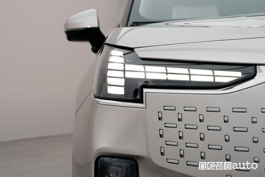 Volvo EM90 faro anteriore firma luminosa