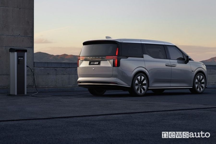 Volvo EM90 in ricarica