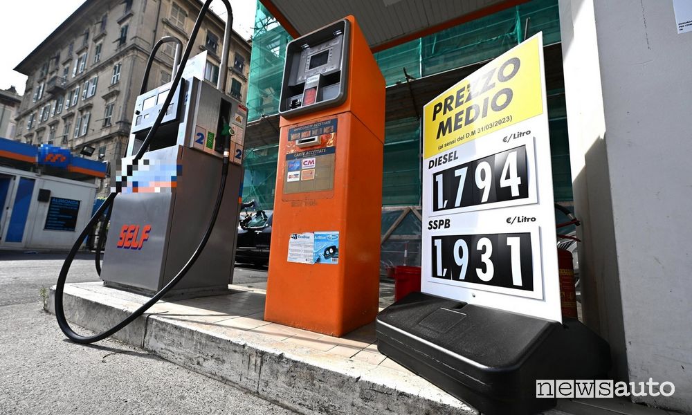 Non c'è più obbligo di esporre il cartello con il prezzo medio dei carburanti secondo il Tar del Lazio.