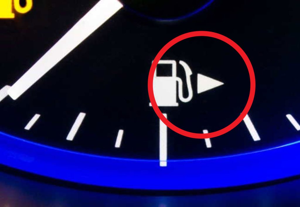 Freccia che indica dove si trova il tappo del carburante, in questo caso sul lato destro.