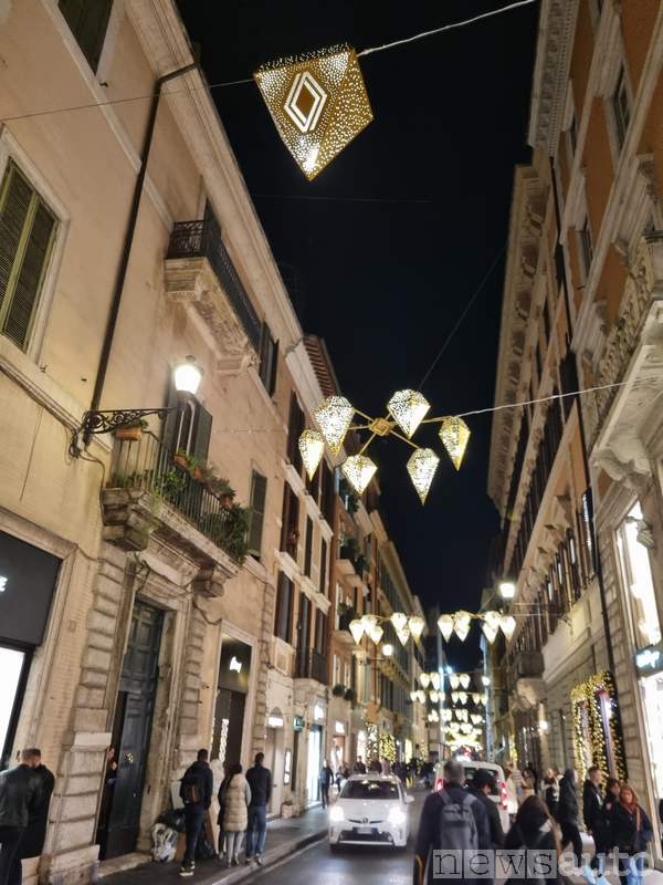 luminarie a Roma via condotti Renault