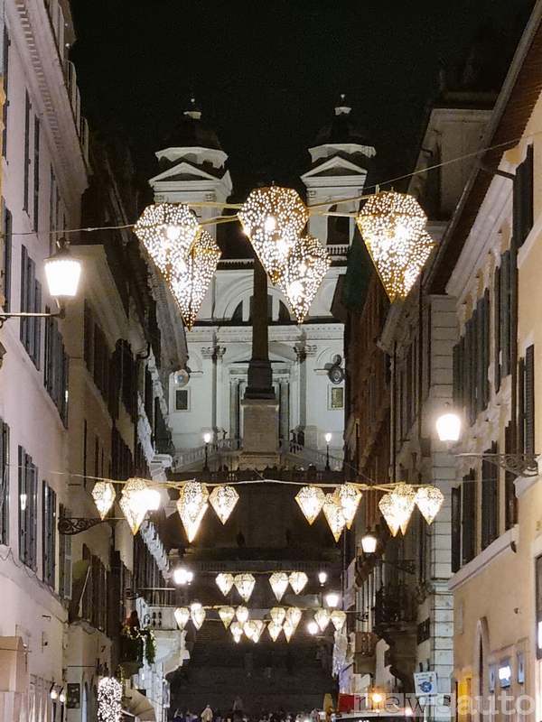 Luminarie accese a Via Condotti a forma di losanga realizzate in collaborazione di Renault