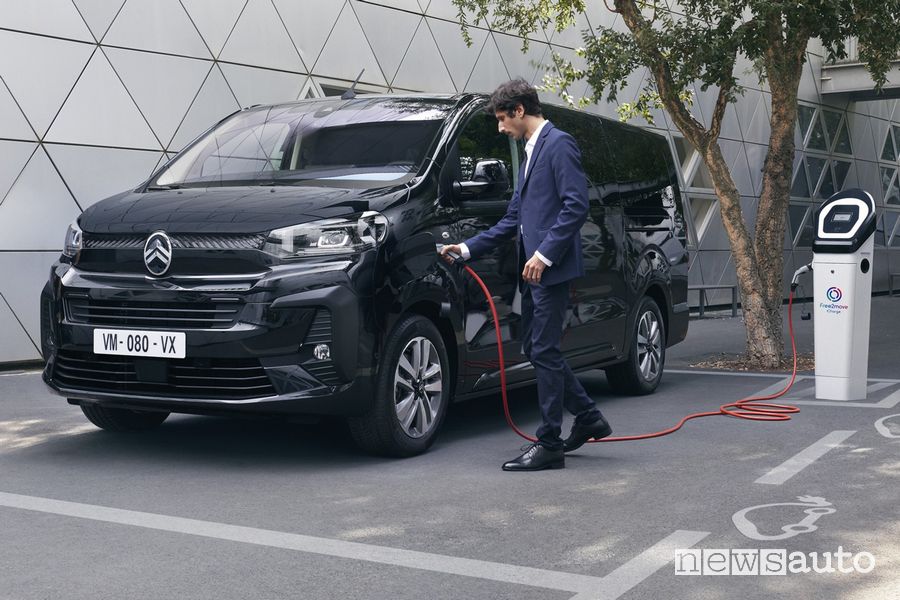 Nuovo Citroen SpaceTourer in ricarica