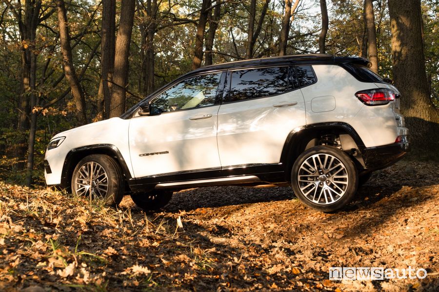 Jeep Compass 4xe in twist sullo sterrato