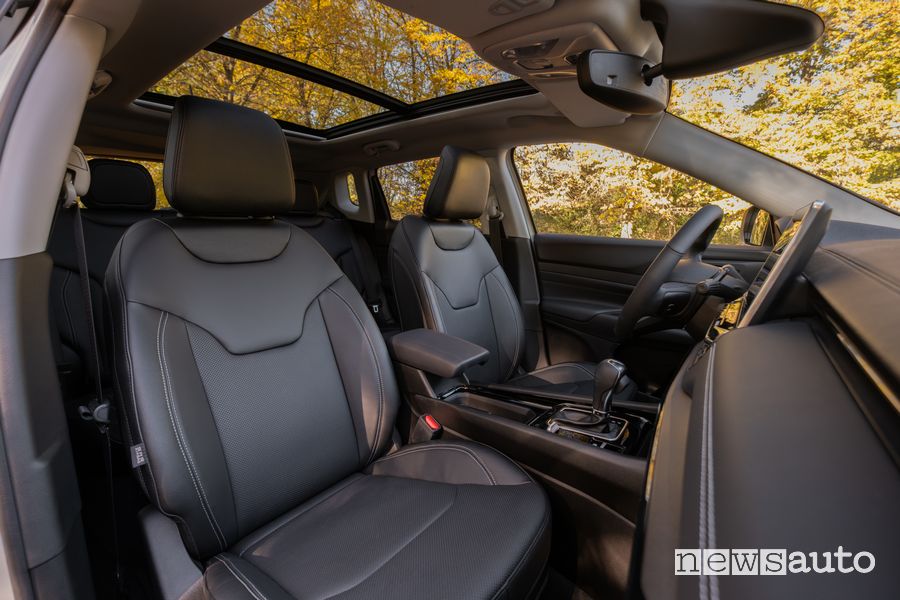 Jeep Compass 4xe sedili anteriori abitacolo