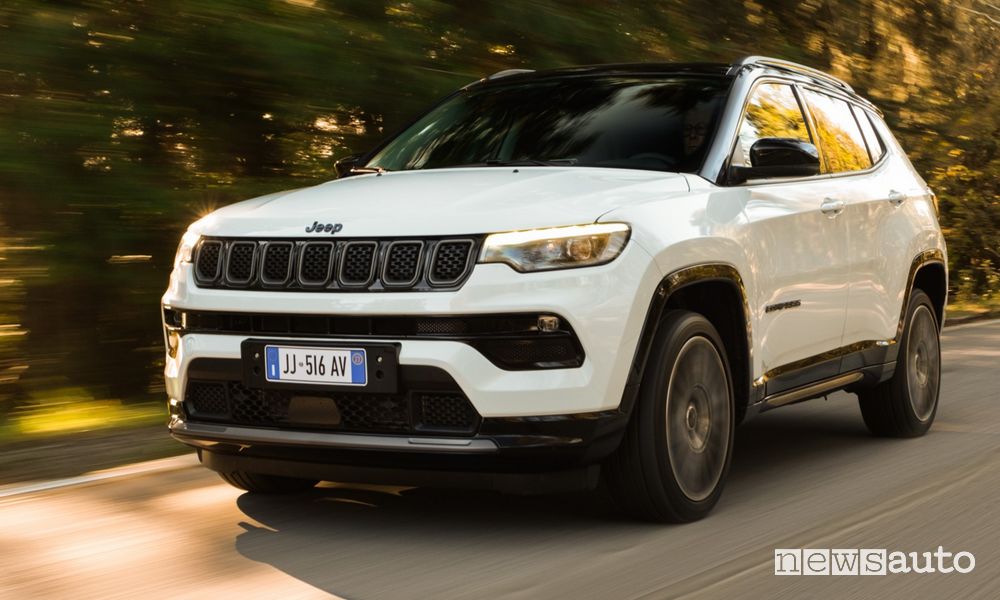 Jeep Compass 4xe su strada