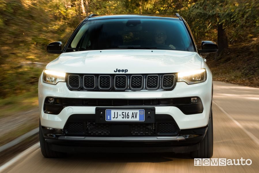 Jeep Compass 4xe frontale su strada