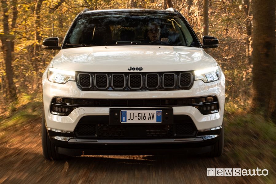 Jeep Compass 4xe frontale sullo sterrato