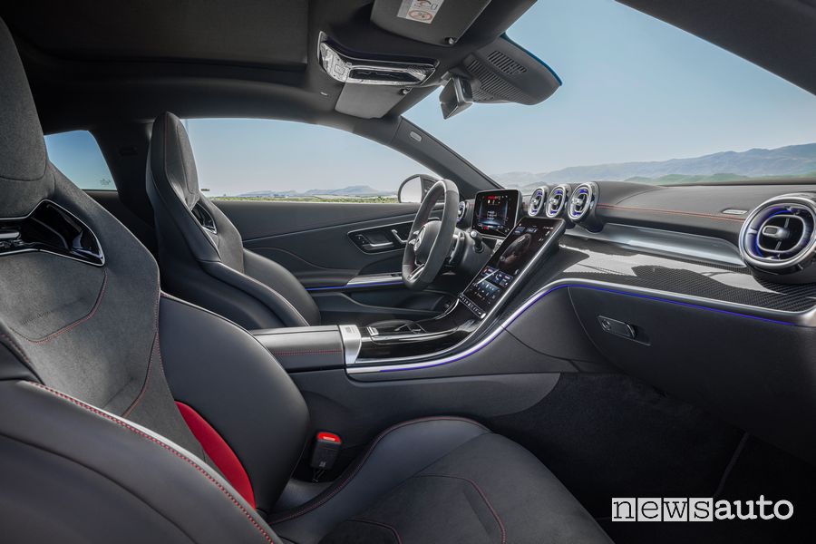 Mercedes CLE 53 4Matic+ Coupé sedili anteriori abitacolo