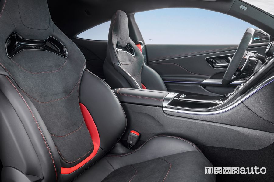 Mercedes CLE 53 4Matic+ Coupé sedili anteriori abitacolo