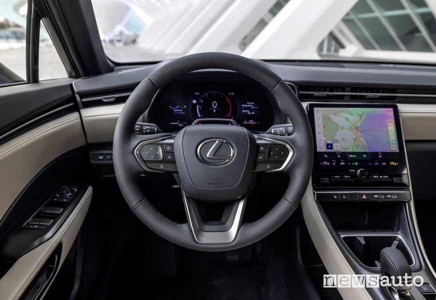 Lexus LBX volante abitacolo